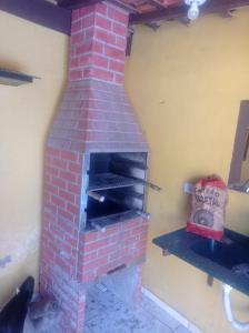モンガグァーにあるcantinho da Renata monguaguaの部屋の隅にレンガ造りのオーブン