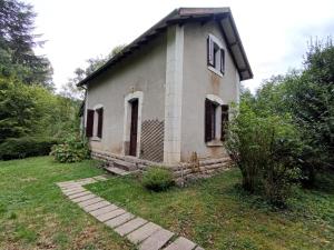 a small house in the middle of a field at Pause détente in Saint-Bonnet-Avalouse