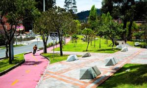 a person riding a skateboard in a park at San Diego Suites Confort, Vista & Estacionamiento en Cuenca in Cuenca
