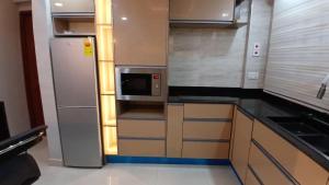 een keuken met een koelkast en een magnetron bij Beatrix Valley, 1 Bedroom Modern Luxury in Tema