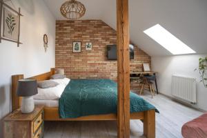 ein Schlafzimmer mit einem Bett und einer Ziegelwand in der Unterkunft Casa Burina A Quiet Boho House in Liptovský Mikuláš + 67 Fotos