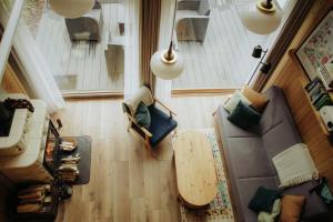 an overhead view of a living room with a couch and a table at Miło las widzieć in Ciwoniuki