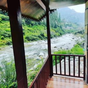 本贾尔Tirthan Valley Cockaigne的河景客房 - 带河景阳台