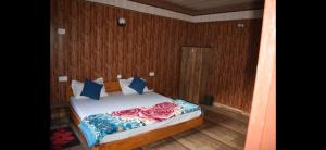 本贾尔Tirthan Valley Cockaigne的一间卧室配有一张粉红色玫瑰床