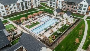 an aerial view of a pool at a apartment complex at IRIE Living Brand New Lux 2BR Min Grand Park in Westfield