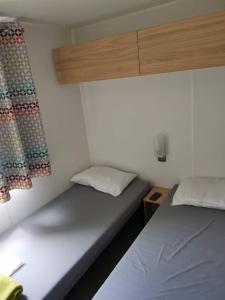 Postel nebo postele na pokoji v ubytování Mobil home climatisé chez Mickaël et Laëtitia + 7 fotografií