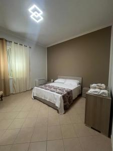 a bedroom with a bed and a table in it at Mimí Holiday Home in Torre Nubia