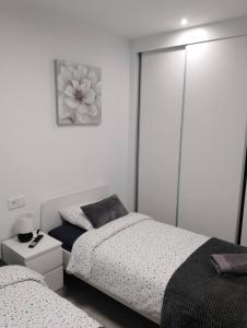 two twin beds in a bedroom with aermottermottermott at Iconic Zuza in Gran Alacant +15 photos