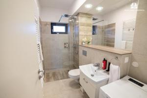 Ένα μπάνιο στο Milan Luxury Studio VI-Brașov#near Coresi Mall