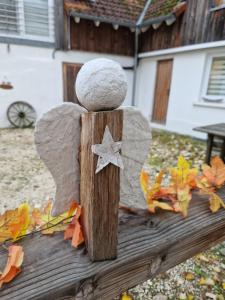 a rock on a wooden post with a star on it at Haus Fuchsbau, Familienzeit und Fokus im Grünen in Kurtscheid