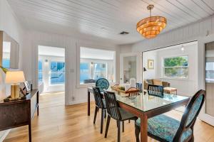 Χώρος καθιστικού στο Dock, Dine & Unwind – Coastal Vibes Await