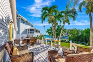 Κήπος έξω από το Dock, Dine & Unwind – Coastal Vibes Await