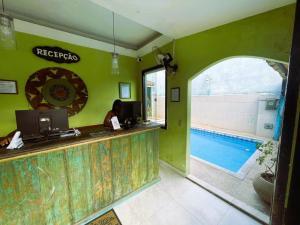 a bar with a swimming pool in a restaurant at Pousada Mandala - Búzios in Búzios