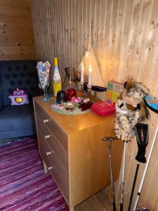 eine Holzkommode mit Kerzen darauf in der Unterkunft Glamping in a Bungalow Deluxe by the Forest w Swimmingpool near Golf and the Baltic Sea Beach in Järna + 10 Fotos