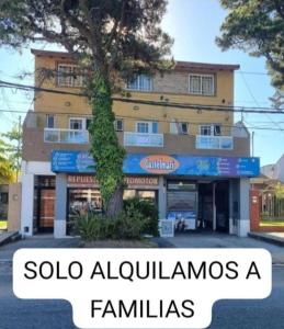 サンベルナルドにあるAltos SB Complejo Duplex 1の「ソロ・アルバノリス・ア・ファミリアス」という言葉が書かれた建物