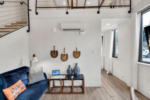 ein Wohnzimmer mit einem blauen Sofa und einem Tisch in der Unterkunft Nola Retreat Next To Frenchmen & French Quarter in New Orleans