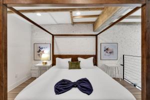 ein Schlafzimmer mit einem großen Bett mit einer Fliege darauf in der Unterkunft Nola Retreat Next To Frenchmen & French Quarter in New Orleans