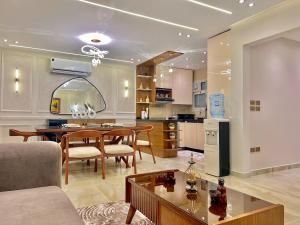 Kuchyň nebo kuchyňský kout v ubytování Ultra Luxurious 2BR 3BR in Gated Compound