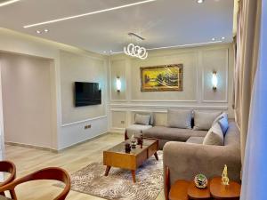 TV a/nebo společenská místnost v ubytování Ultra Luxurious 2BR 3BR in Gated Compound