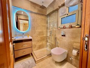 Koupelna v ubytování Ultra Luxurious 2BR 3BR in Gated Compound + 36 fotografií