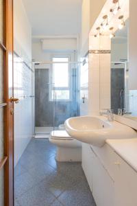 Ένα μπάνιο στο Modern 2BR Apartment with Metro Access