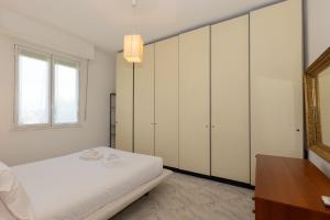 Ένα ή περισσότερα κρεβάτια σε δωμάτιο στο Modern 2BR Apartment with Metro Access