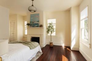 Ένα ή περισσότερα κρεβάτια σε δωμάτιο στο Historic 1897 Bill Murray House, DT Charm, Game Room and Parking