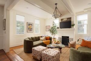 Χώρος καθιστικού στο Historic 1897 Bill Murray House, DT Charm, Game Room and Parking