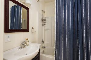 Ένα μπάνιο στο Historic 1897 Bill Murray House, DT Charm, Game Room and Parking +38 φωτογραφίες