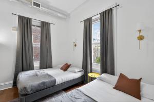 Large 1 BR in Center City with Double Queen Beds and King Sleeper Sofa) في فيلادلفيا: غرفة نوم بها سريرين ونافذة