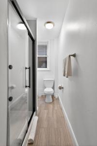 Large 1 BR in Center City with Double Queen Beds and King Sleeper Sofa) في فيلادلفيا: حمام مزود بمرحاض ودش زجاجي
