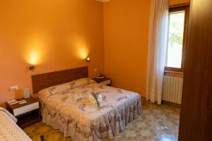 a hotel room with a bed and a window at A casa dei miei in Castelluccio