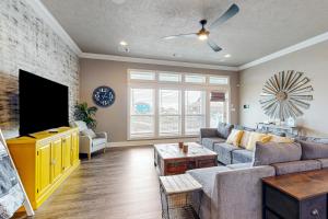 TV a/nebo společenská místnost v ubytování Oasis Steps to Beach Large Deck Pet Paradise