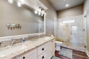 Koupelna v ubytování Oasis Steps to Beach Large Deck Pet Paradise + 17 fotografií