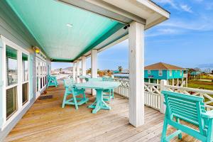 Balkón nebo terasa v ubytování Oasis Steps to Beach Large Deck Pet Paradise