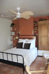 Un dormitorio con una cama y un ventilador de techo. en OrigiNell - EmotioNell, en Ouffet
