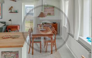 een eettafel en stoelen in een keuken bij Lovely Home In Thyborøn With Wifi in Thyborøn