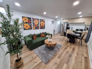 Brand New 1BR in Center City with Private Backyard في فيلادلفيا: غرفة معيشة مع أريكة خضراء وطاولة
