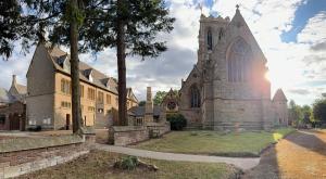 BullinghamにあるPorters Lodgeの夕日を背にした古い教会 +4枚の写真