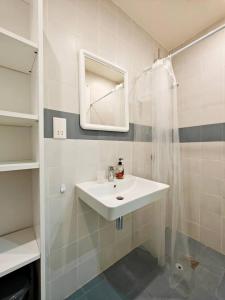 un baño con lavabo y espejo en Harbour Lights, en Senglea