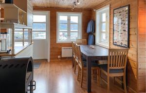 une cuisine avec une table et des chaises dans une pièce dans l'établissement 4 Bedroom Lovely Home In Leinøya, à Fosnavåg