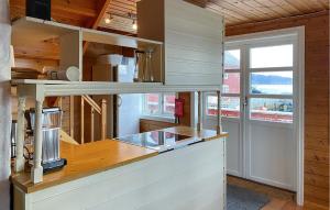 - une cuisine avec des murs en bois et un comptoir dans l'établissement 4 Bedroom Lovely Home In Leinøya, à Fosnavåg 17 autres photos