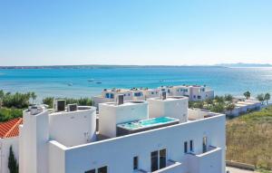 Lovely Home In Privlaka في Glavan: مبنى أبيض مع المحيط في الخلفية