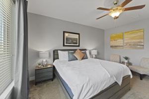 ein Schlafzimmer mit einem Bett und einem Deckenventilator in der Unterkunft Entrada 417 - 3BR Luxury Townhome, Pool, Hot Tub, Garage in Allen Memorial Hospital Heliport + 46 Fotos