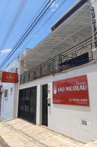 Un edificio con un cartel de Sao Nicolau. en Pousada São Nicolau, en Cachoeira Paulista