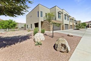 ein Haus mit Felsen davor in der Unterkunft Entrada 417 - 3BR Luxury Townhome, Pool, Hot Tub, Garage in Allen Memorial Hospital Heliport