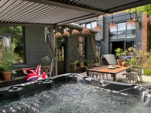 a hot tub in the backyard of a house at maison d'hôtes jacuzzi extérieur 10mn Lille centre in Saint-André