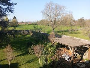 een uitzicht over de tuin met een picknicktafel bij Maison de maître in Bernac-Debat