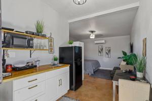 Il comprend une cuisine équipée d'un réfrigérateur noir et un salon. dans l'établissement Casa Luna Studio-Peaceful Stay - 7 mins Airport, à Cielo Vista