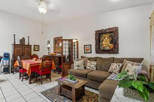 een woonkamer met een bank en een tafel bij Casa de al Abuelita in Montoya +31 foto's